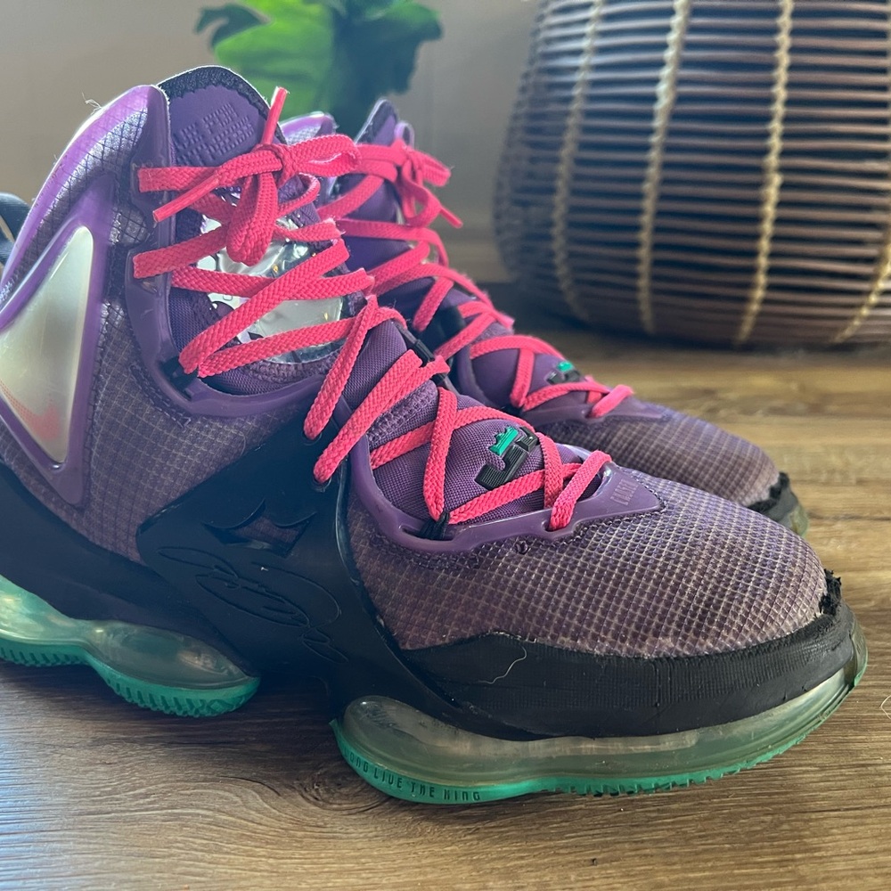 Nike LeBron 19 XIX Purple berry Sneakers